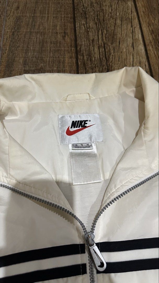 NIKE VINTAGE JACKET (Category: Coats, Jackets and Outerwear) located in Manila. Submitted by urban-vintage_2 (Listing ID 1465775663, Image 2). Description: ISSUE: SEE THE PICS FOR ISSUE (NEED WASH) MOP :GCASH (NO COD) SHIP VIA: LALAMOVE & J&T LOCATION: PASIG CITY LENGTH: 28 WIDTH :27.