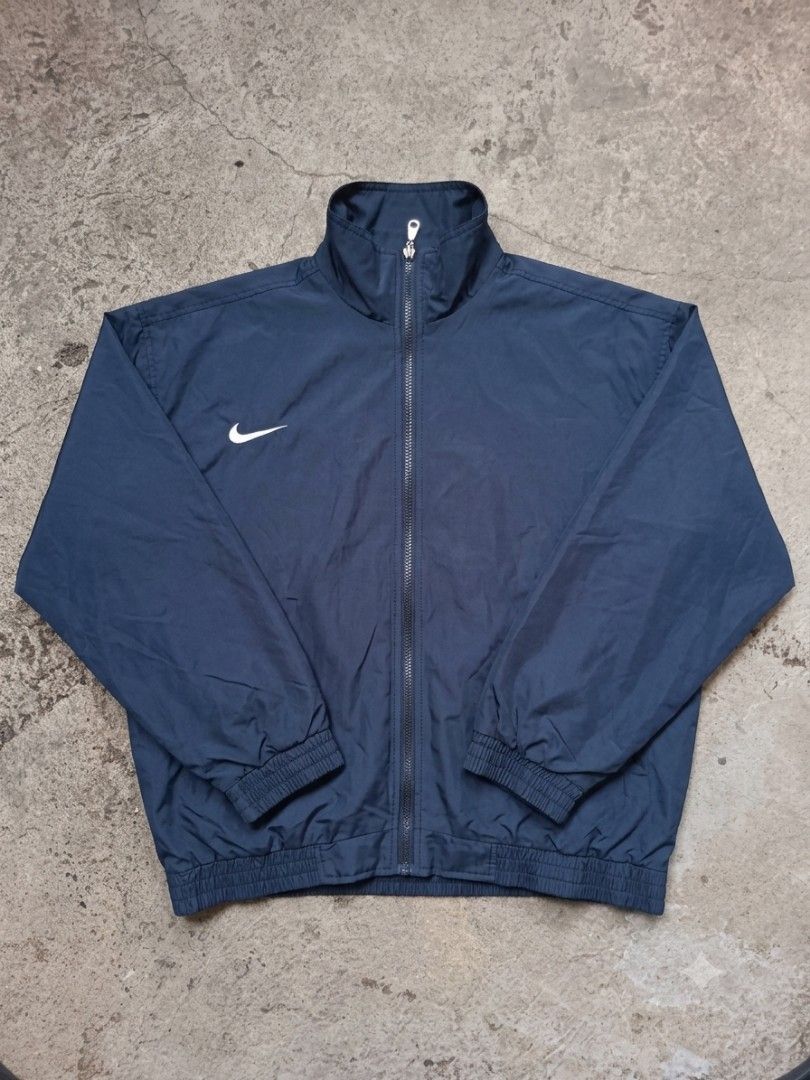 Nike Vintage Windbreaker (Category: Coats, Jackets and Outerwear) located in Cebu City. Submitted by shatooo (Listing ID 1465941608, Image 1). Description: 22X24 Medium.
