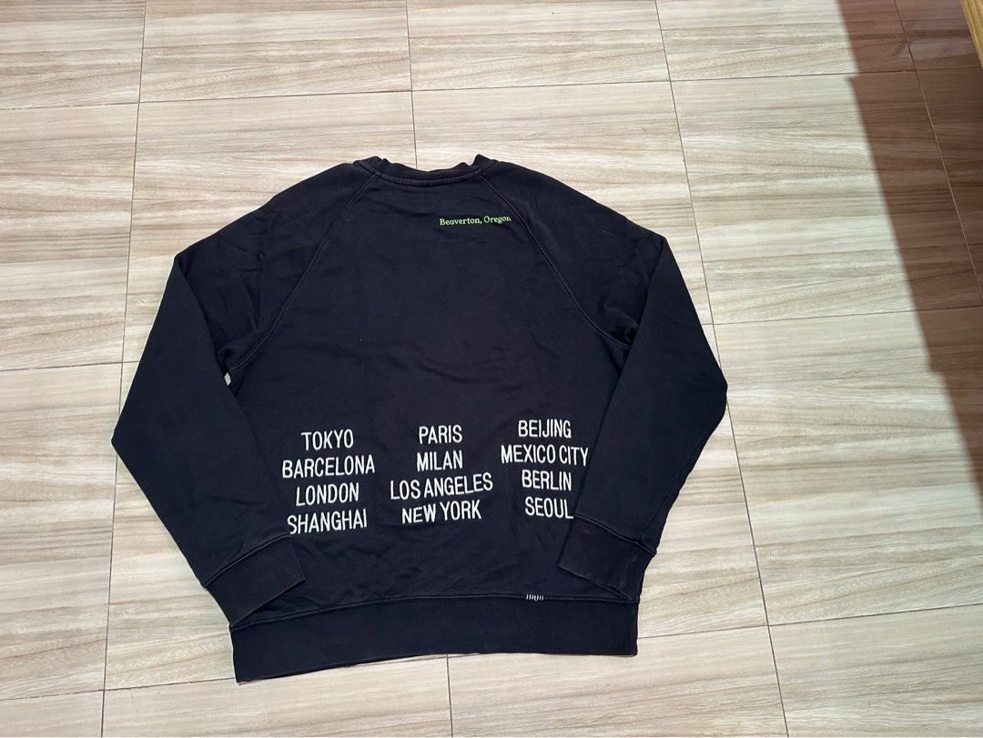 Nike worldtour longsleeve (Category: Coats, Jackets and Outerwear) located in Pila. Submitted by 2ndamano_ph (Listing ID 1465827572, Image 2). Description: - Size Large 23x26 - color rate 9/10 - Excellent condition .
