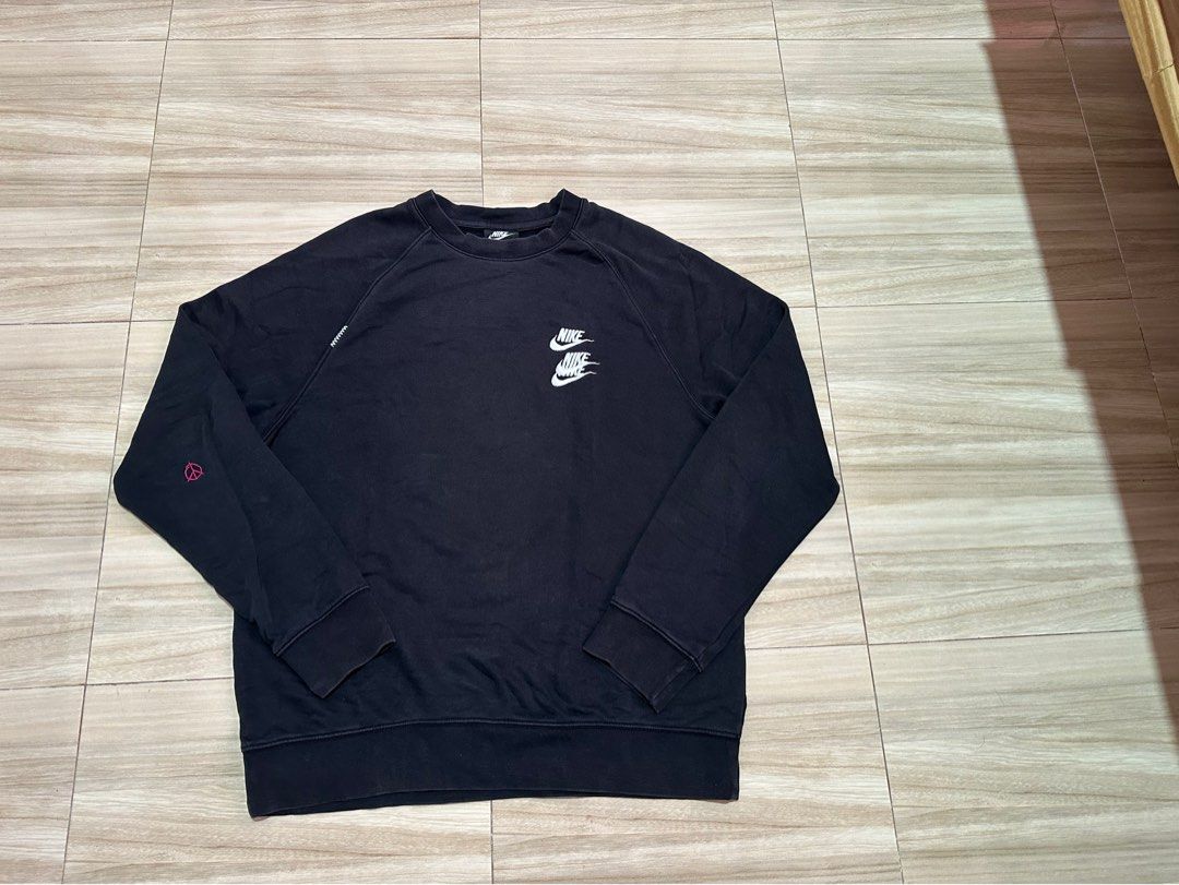 Nike worldtour longsleeve (Category: Coats, Jackets and Outerwear) located in Pila. Submitted by 2ndamano_ph (Listing ID 1465827572, Image 3). Description: - Size Large 23x26 - color rate 9/10 - Excellent condition .