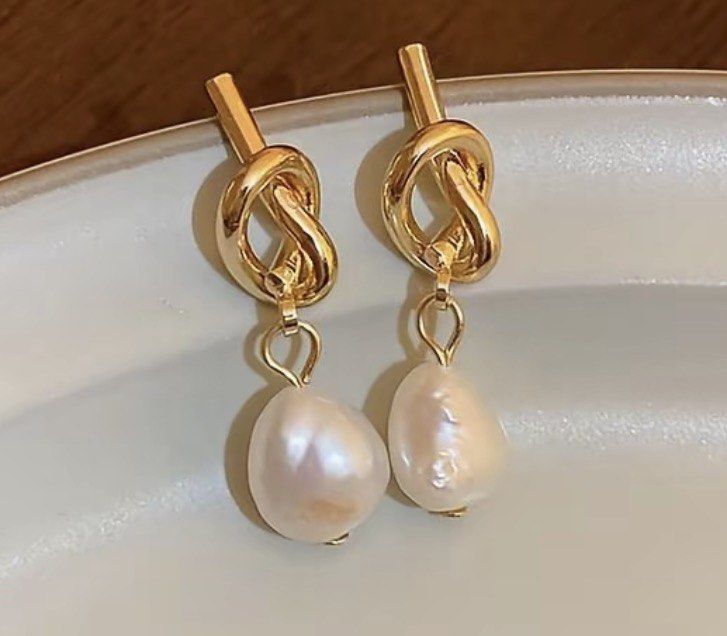 Non tarnish pearl earrings (Category: Earrings) located in Manila. Submitted by vintageaccessories (Listing ID 1465910217, Image 1). Description: .