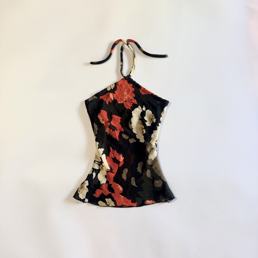 Notations Floral Halter Top (Category: Sleeveless) located in Iloilo. Submitted by notriaaa (Listing ID 1465824106, Image 1). Description: Most Favorite Notations Floral Halter Top 🪷 -willing to keep if no one gets!!! so pretty!!! 😭💕 -silk-like fabric Size: Small Bust: 32-34 Waist: 25-26 No Flaws.