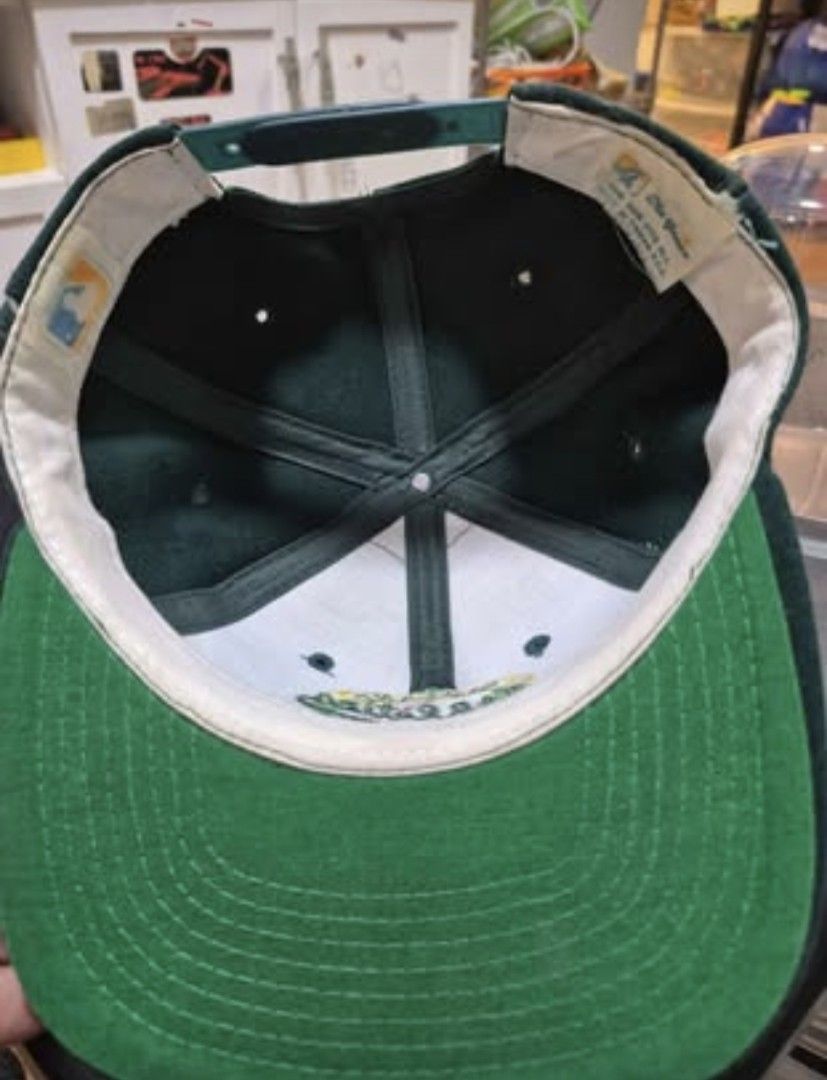 Oakland athletics vintage cap (Category: Caps & Hats) located in Paranaque City. Submitted by dat94 (Listing ID 1465861038, Image 2). Description: Oakland athletics vintage cap Honest issue kunting angat sa male snap Wool Pm: loc parañaque.