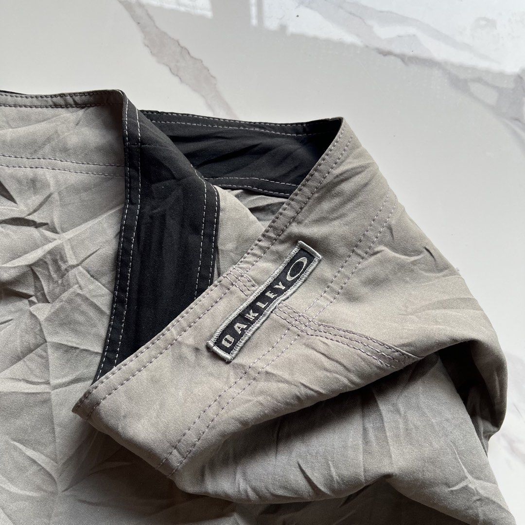 Oakley (Category: Shorts) located in Lucena. Submitted by RAGGGGSSSS (Listing ID 1465893873, Image 3). Description: Oakley Boardshort Size 38 on Tag Fits 38-40 Length is 22 Leg Opening is 13 Excellent Condition Authentic No issue 700.