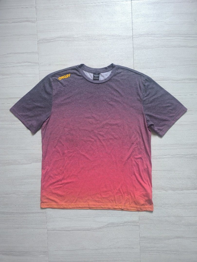 Oakley Gradient Ombre T-Shirt (Category: Tshirts & Polo Shirts ) located in Talisay. Submitted by jppppppppp (Listing ID 1465855977, Image 1). Description: Oakley 2-Tone Tee Cotton Tagged as Large Actual Dimensions 22*27.5 Excellent Condition 7️⃣9️⃣0️⃣+SF 09472849954.