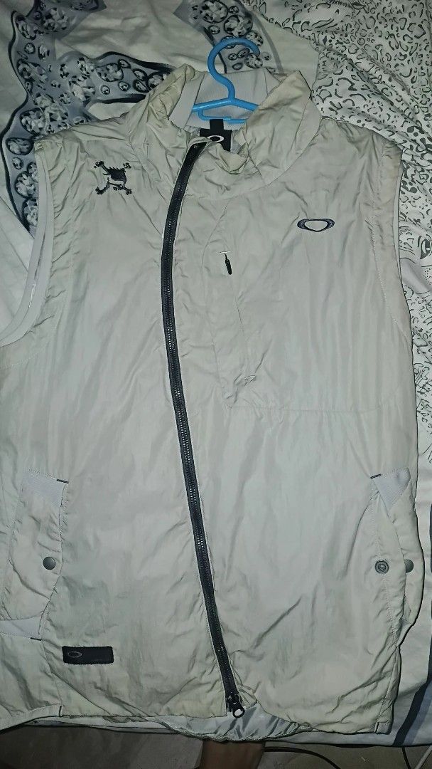Oakley lightweight zip-up vest beige grey gorpcore (Category: Vests) located in Caloocan City. Submitted by janjanmalupit (Listing ID 1465831055, Image 1). Description: - Brand: Oakley - Color: Light grey beige - Material: 100% nylon body, polyester lining and filling - Features: Full-zip closure, multiple secure front zippered pockets, embroidered chest branding - Origin: Made in Vietnam - Style: Versatile layering piece for outdoor activities o