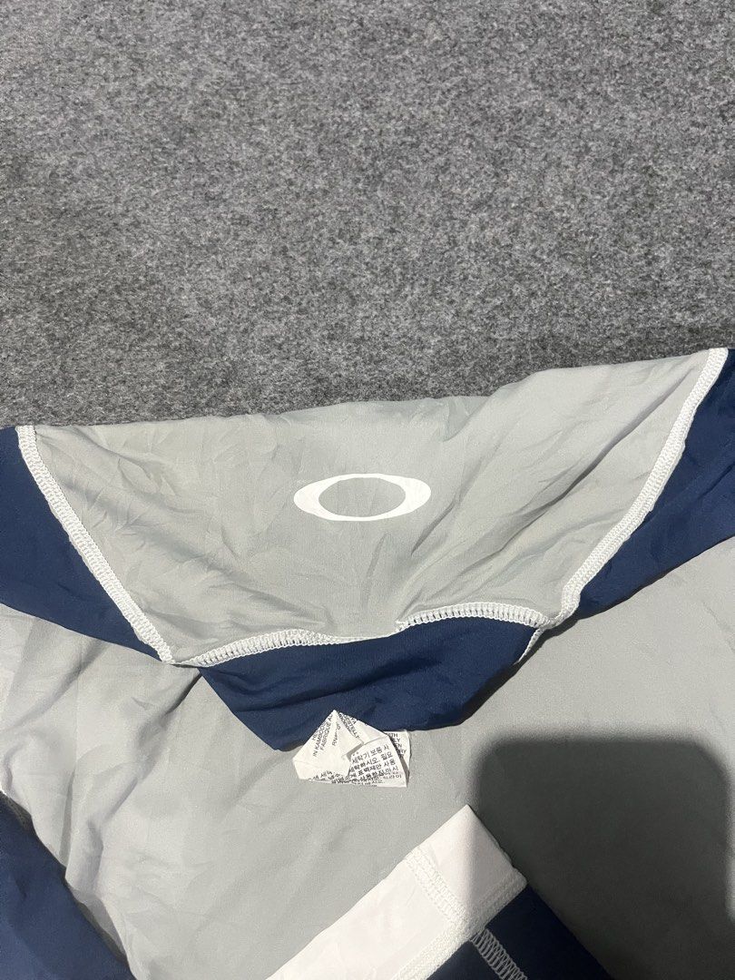 Oakley long sleeve tech tee small (Category: Coats, Jackets and Outerwear) located in Lapu Lapu. Submitted by jhonrener41426 (Listing ID 1461408958, Image 3). Description: Size small Dimes 15x24 (stretchable Asnew condition Color rate 9.8/10 Authentic Issue none .