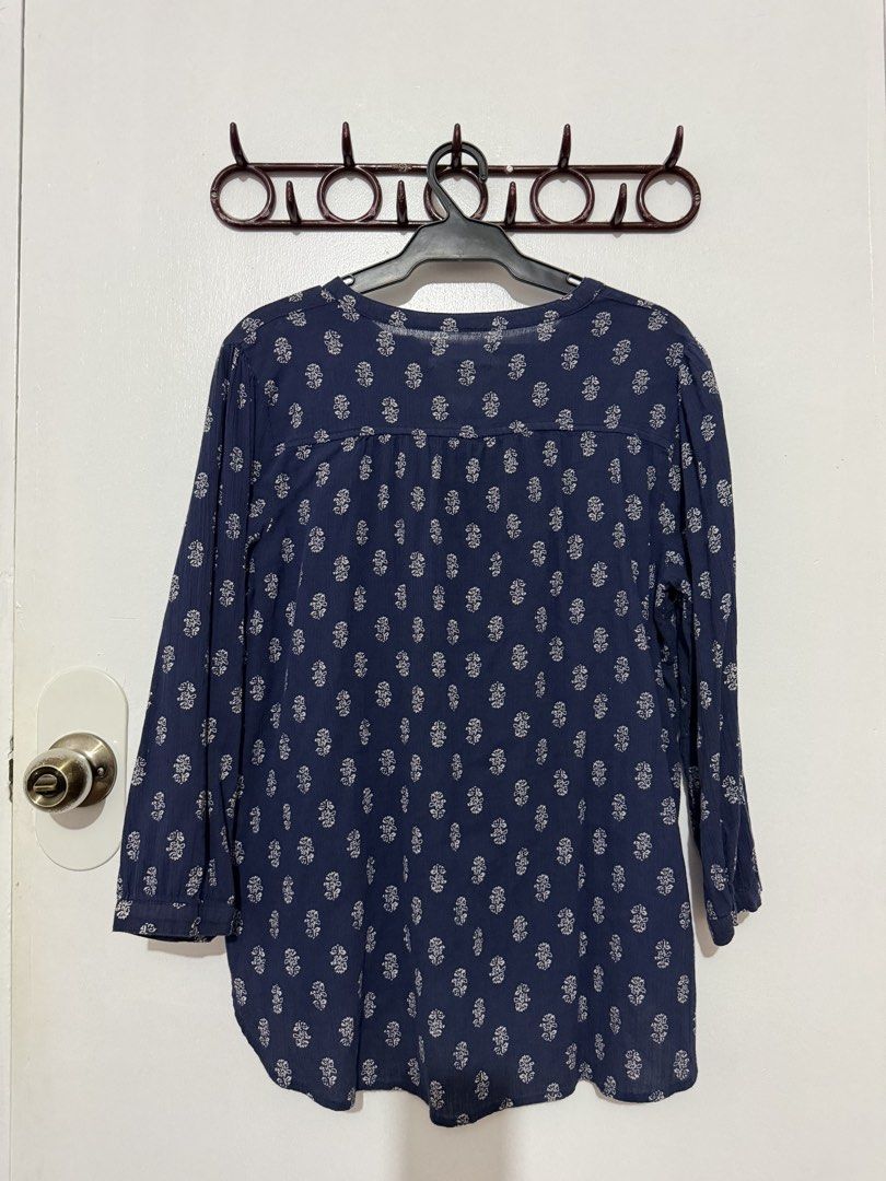 Old Navy Blue Printed Tunic Size M (Category: Dresses) located in Las Pinas. Submitted by milkydeclutter (Listing ID 1465938567, Image 3). Description: - Brand: Old Navy - Color/Pattern: Blue with all-over white floral block print - Size: Medium - Style: Button-down V-neck, 3/4 sleeves, curved hem - Fit: Relaxed and lightweight - Origin: Made in India.