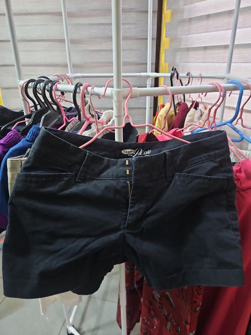 Old Navy Pixie Shorts Black Size 0 Regular (Category: Shorts) located in Calamba. Submitted by handpickedbynetty (Listing ID 1465829834, Image 1). Description: - Brand: Old Navy - Style: Pixie shorts - Color: Classic Black - Size: 0 Regular Standard Fit (160/58A) - Material: 97% cotton, 3% spandex (with slight stretch) - Closure: Zip fly with hook and bar - Condition: Excellent, clean design perfect for casual wear or blouses.