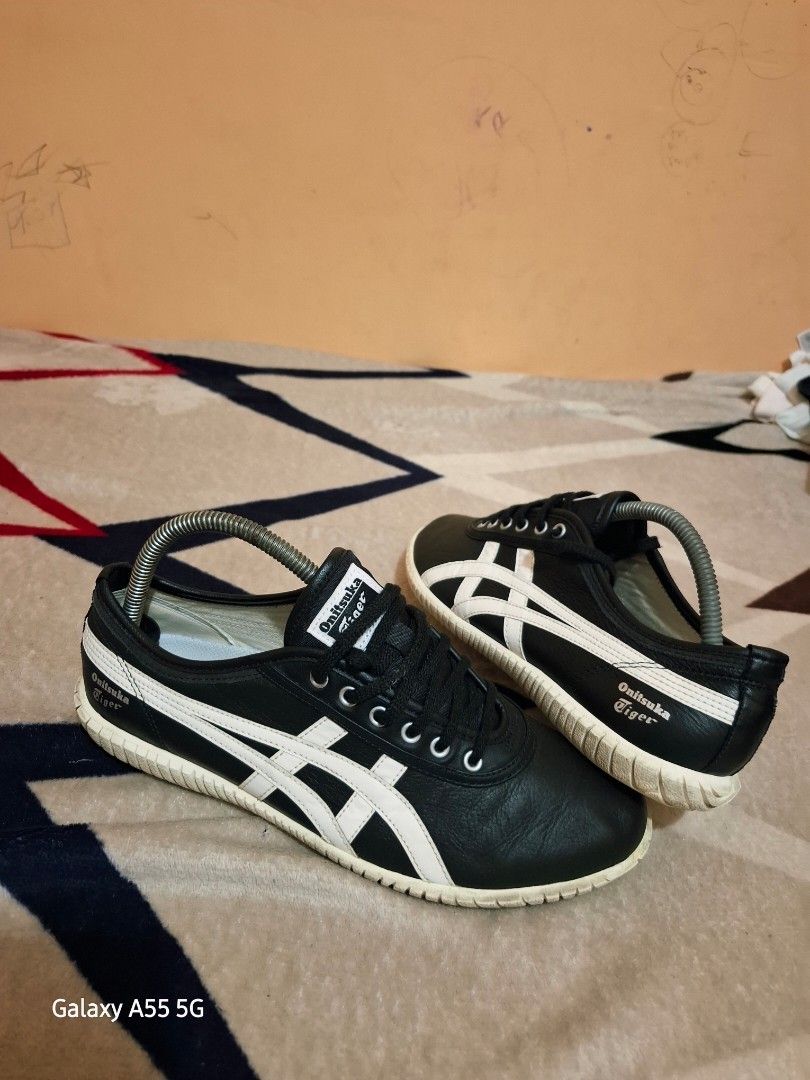 ONITSUKA TSUNAHIKI BLACK (Category: Sneakers) located in Antipolo. Submitted by goldentiger-ac44 (Listing ID 1465919573, Image 3). Description: ONITSUKA TSUNAHIKI BLACK SIZE 8.5 US, EURO 42, CM 26.5 Excellent condition Issue replace insole asics Price 1800 Antipolo city location.