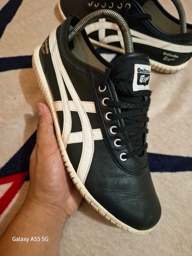ONITSUKA TSUNAHIKI BLACK (Category: Sneakers) located in Antipolo. Submitted by goldentiger-ac44 (Listing ID 1465919573, Image 1). Description: ONITSUKA TSUNAHIKI BLACK SIZE 8.5 US, EURO 42, CM 26.5 Excellent condition Issue replace insole asics Price 1800 Antipolo city location.