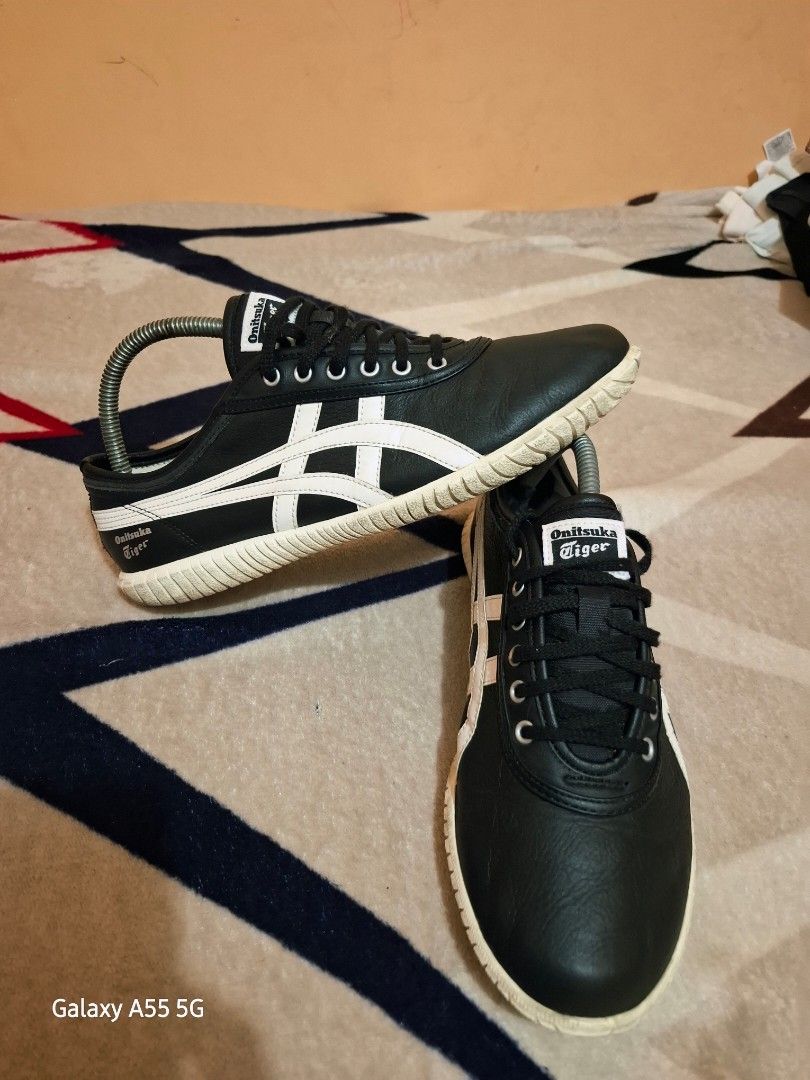 ONITSUKA TSUNAHIKI BLACK (Category: Sneakers) located in Antipolo. Submitted by goldentiger-ac44 (Listing ID 1465919573, Image 2). Description: ONITSUKA TSUNAHIKI BLACK SIZE 8.5 US, EURO 42, CM 26.5 Excellent condition Issue replace insole asics Price 1800 Antipolo city location.