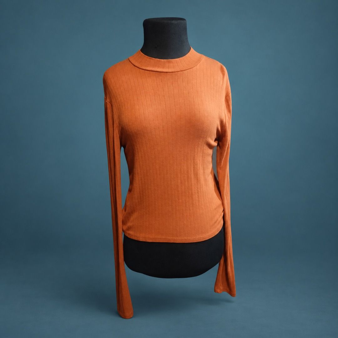 Orange Ribbed Long Sleeve Mock Neck Sweater (Category: Longsleeves) located in Muntinlupa City. Submitted by kaelakuneho (Listing ID 1465793923, Image 1). Description: - Color: Vibrant Orange - Style: Mock neck, long sleeves, tight fit - Material: Super comfortable stretch knit - Season: Perfect for autumn - Condition: Worn a few times and washed carefully.
