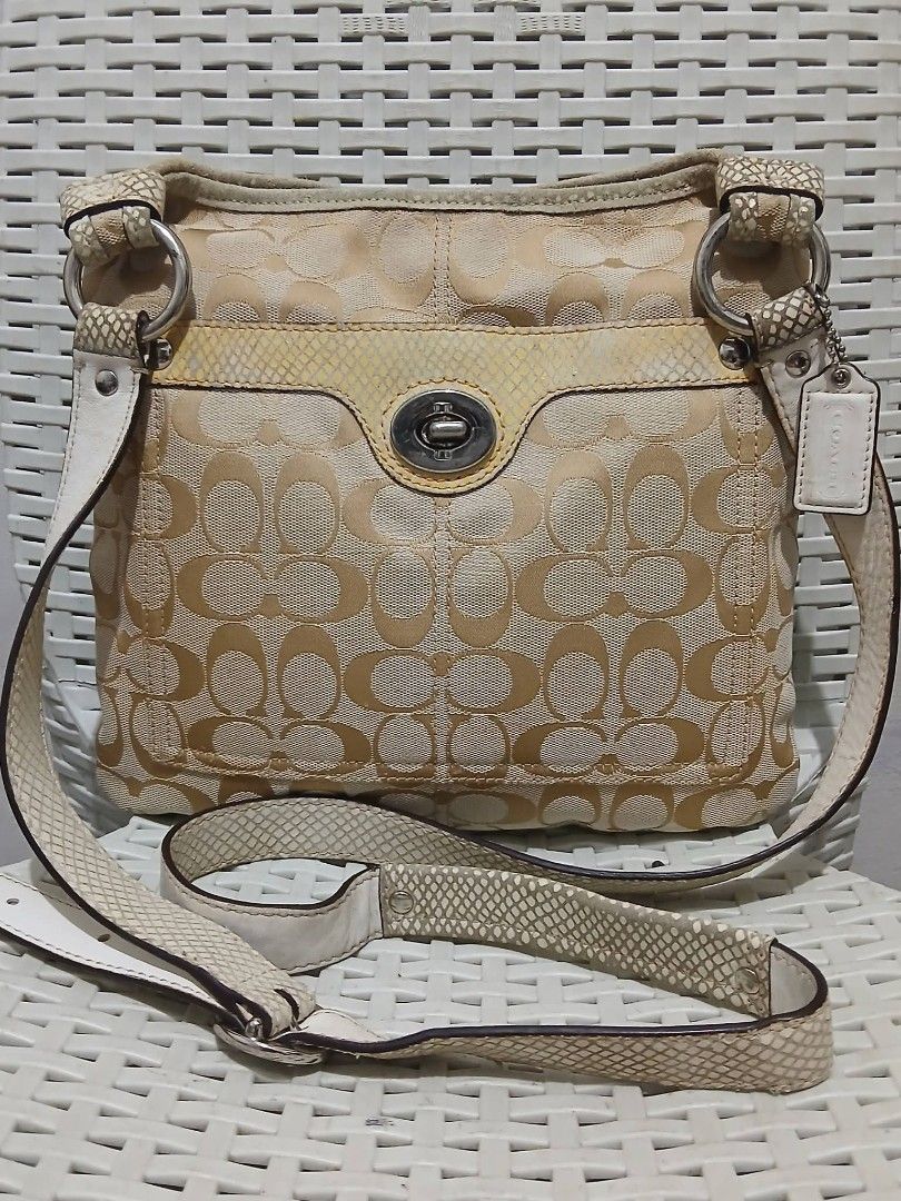 ORIG COACH CANVAS SLING🔥❤️ (Category: Activewear) located in Manila. Submitted by jecelstylebags (Listing ID 1465909306, Image 1). Description: ORIG COACH CANVAS SLING🔥❤️.