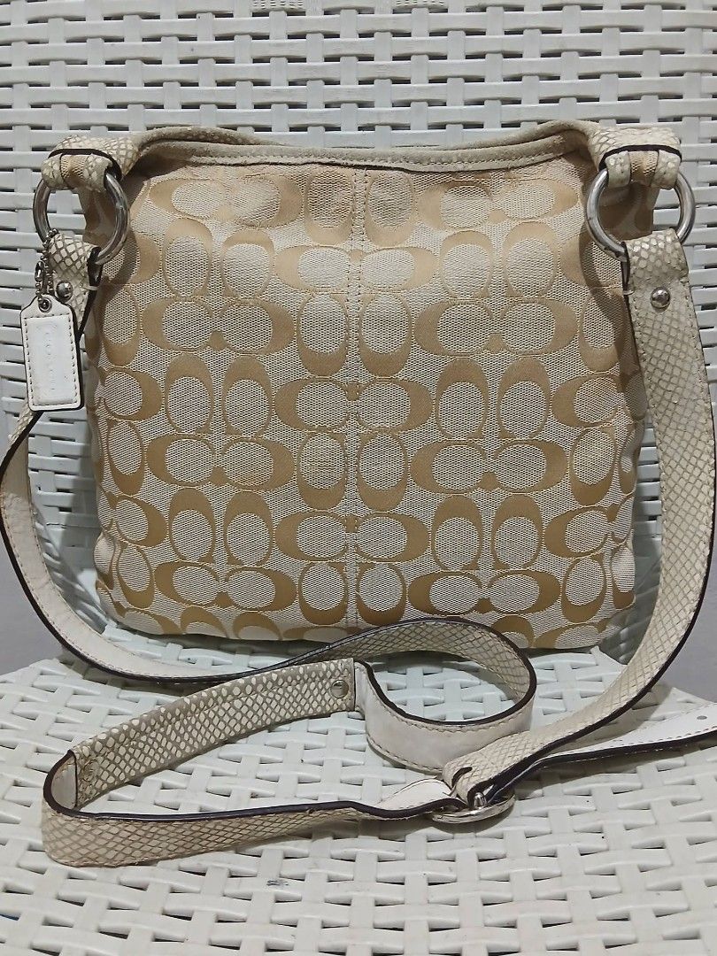 ORIG COACH CANVAS SLING🔥❤️ (Category: Activewear) located in Manila. Submitted by jecelstylebags (Listing ID 1465909306, Image 2). Description: ORIG COACH CANVAS SLING🔥❤️.