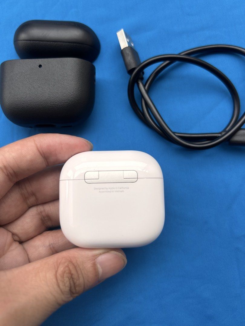 Original Apple Airpods 4 (Non ANC) (Category: Earphones) located in Manila. Submitted by Tjuan13 (Listing ID 1465763331, Image 3). Description: Try Secondhand Original Apple Airpods 4 (Non ANC) for only Php 5900 -100% Original -Free Usb C cable -Free Silicon Case -Smoothness 96% Front & 97% Back -Good battery life -Matagal Malowbat, Mabilis magcharge -Good quality -Crisp Button -Actual Photo -Ready to use -No Box -No swap -Free Shipping via Lalam