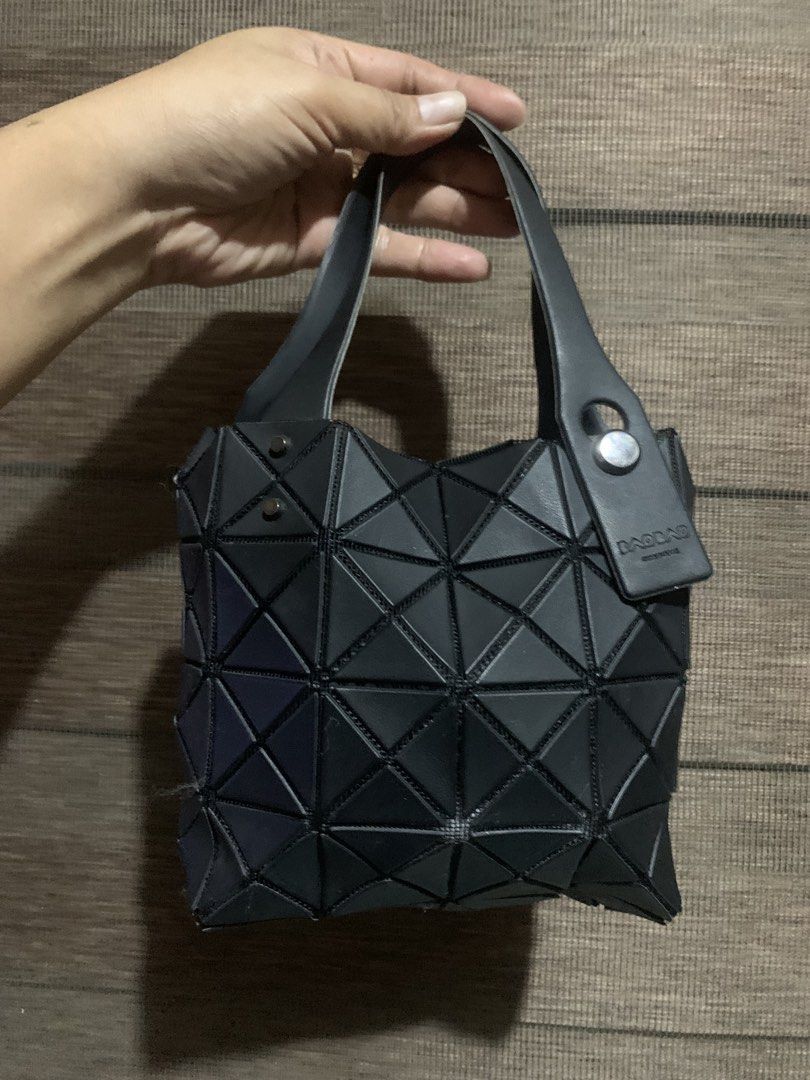Original Baobao Mini Handbag (Category: Purses & Pouches) located in Aliaga. Submitted by ukaybags2428 (Listing ID 1465867625, Image 1). Description: Kasya cp and small wallet Looks new No issue.