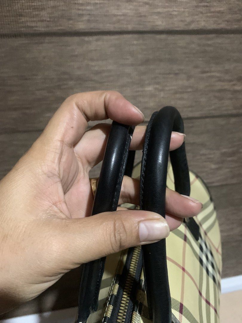 Original Burberry Speedy 30 Bag (Category: Shoulder Bags) located in Aliaga. Submitted by ukaybags2428 (Listing ID 1465762429, Image 2). Description: May rubs s corners May color transfer ikaw n magalis Wla nmn butas.