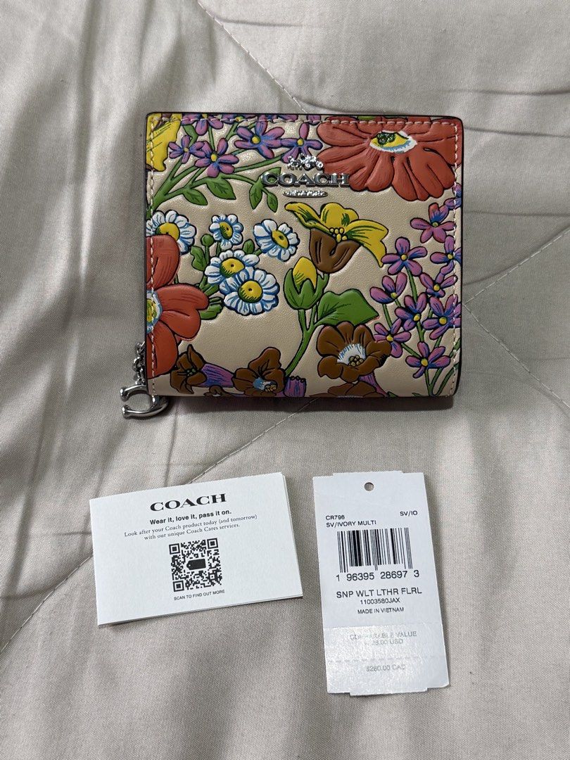 Original Coach Floral Snap Wallet (Category: Wallets & Card holders) located in Marikina City. Submitted by welllovedbycarina (Listing ID 1465807416, Image 2). Description: 💐 Guaranteed original 💐 Coach Snap Wallet Floral Print 💐 Comes with tag and care card only 💐 Ready to ship from Marikina City.