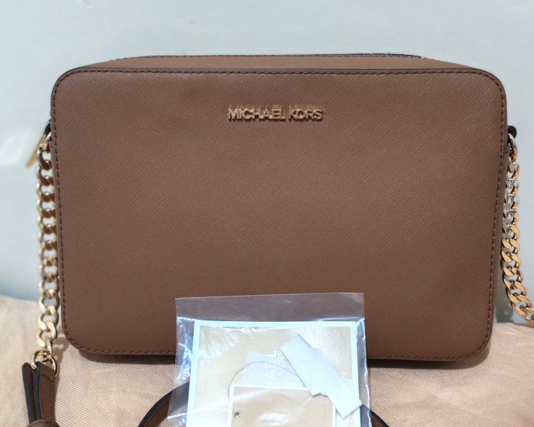 [ORIGINAL] Michael Kors Jet Set Crossbody (Category: Cross-body Bags) located in Antipolo. Submitted by _mtoc7 (Listing ID 1465840981, Image 2). Description: - Brand: Michael Kors - Material: Saffiano leather - Hardware: Elegant gold-tone with chain strap details - Closure: Secure zip-top closure - Features: Structured rectangular shape with clean stitching - Condition: Likenew (used twice only) and well-maintained -Flaw is a tiny bit tarnishing 