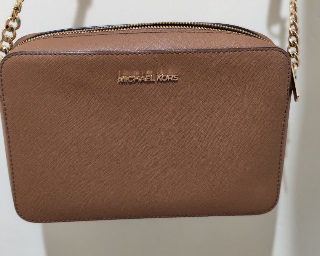 [ORIGINAL] Michael Kors Jet Set Crossbody (Category: Cross-body Bags) located in Antipolo. Submitted by _mtoc7 (Listing ID 1465840981, Image 3). Description: - Brand: Michael Kors - Material: Saffiano leather - Hardware: Elegant gold-tone with chain strap details - Closure: Secure zip-top closure - Features: Structured rectangular shape with clean stitching - Condition: Likenew (used twice only) and well-maintained -Flaw is a tiny bit tarnishing 
