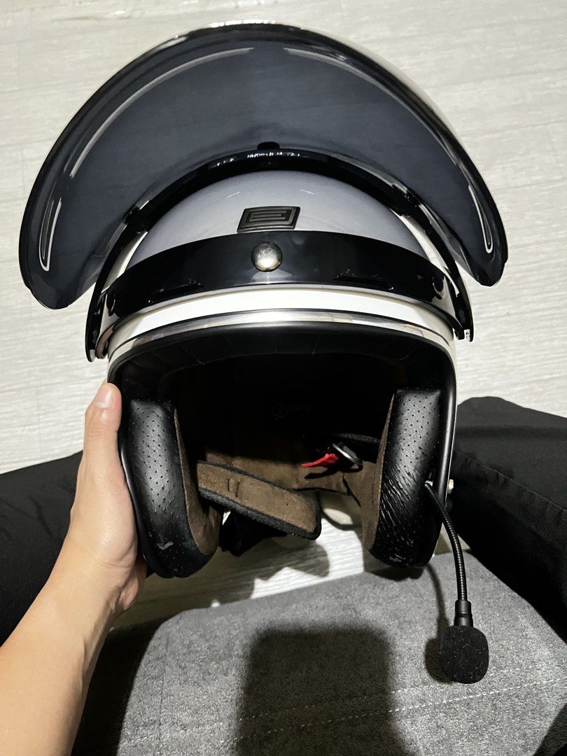 Origine Primo (Category: Other Sports Equipment and Supplies) located in Manila. Submitted by nadialeigh07 (Listing ID 1465338290, Image 3). Description: Retro Half Face Helmet Origine Primo Solid White Size (small) With free 2 bubble head visors (black and pink) Wala pong amoy pawis yan haha Issue: konting dirt and yung leather medyo nababakbak na nung naitabi sa likod ng aircon. Rfs: pass sa half face. Inaatake ng allergies dahil pasok na pasok