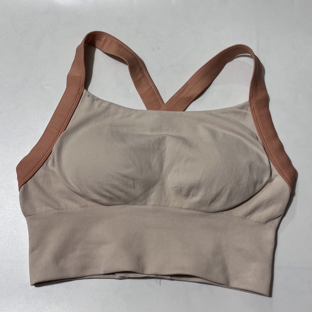 Padded Sports Bra (Category: Activewear) located in Manila. Submitted by dayclutter (Listing ID 1465827398, Image 1). Description: Can fit small-medium Padded.