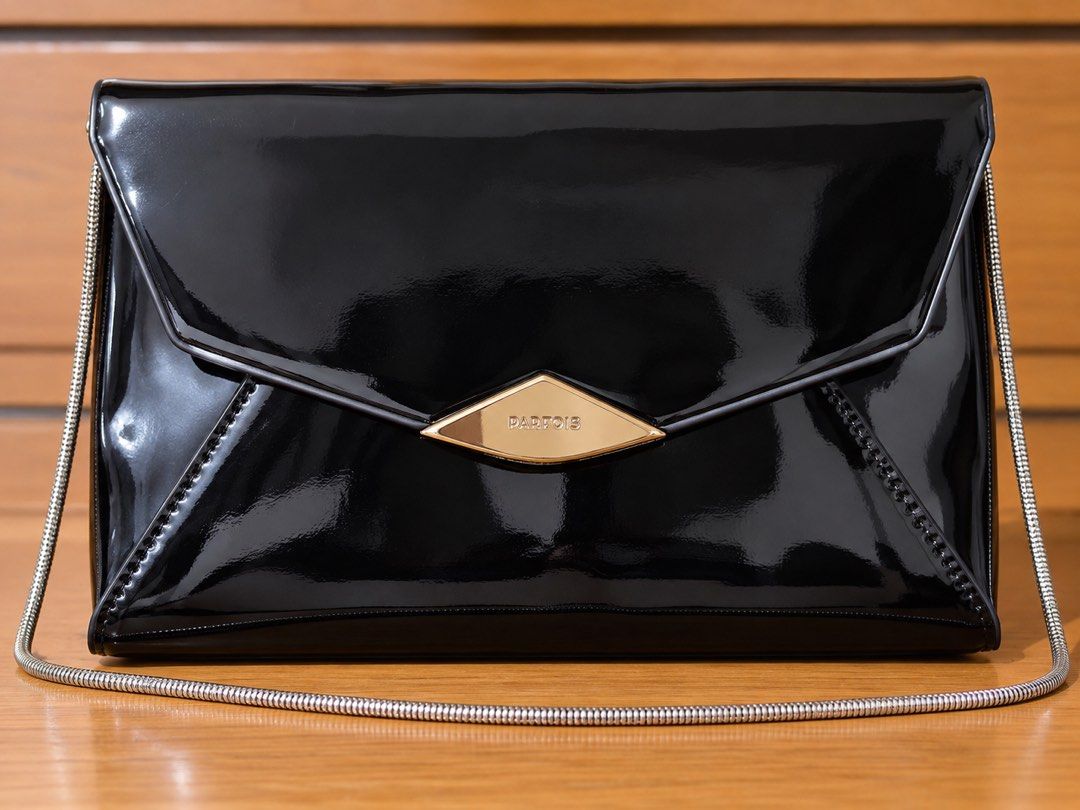 Parfois Envelope Clutch (Category: Purses & Pouches) located in Manila. Submitted by Miss_KSJ (Listing ID 1465760682, Image 1). Description: Preloved Black envelope clutch Silver snake chain strap.