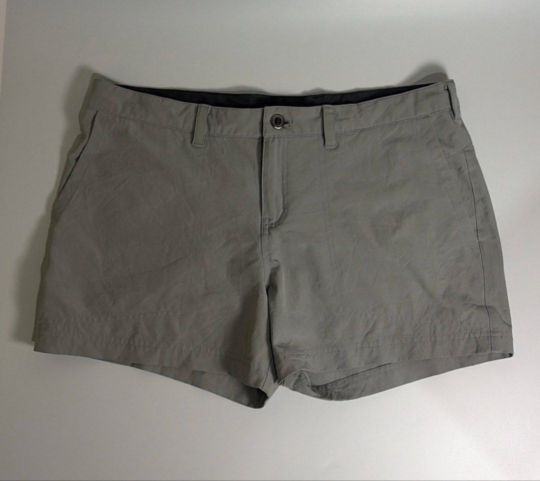 Patagonia hiking shorts (Category: Shorts) located in Carmona. Submitted by camille.02 (Listing ID 1465782564, Image 1). Description: - Color: Grey - Material: Lightweight and breathable fabric - Pockets: Standard front pockets, two large back patch pockets, and an extra secure zip pocket on the right - Closure: Button closure with zippered fly and belt loops - Versatile use: Ideal for outdoor activities and casual daily wear.