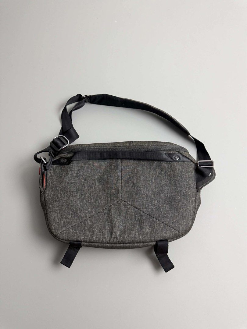 PEAK DESIGN (Category: Sling Bags) located in Guagua. Submitted by sweetboyy (Listing ID 1465770597, Image 3). Description: PEAK DESIGN EVERYDAY SLING 10L VI IN CHARCOAL GRAY.