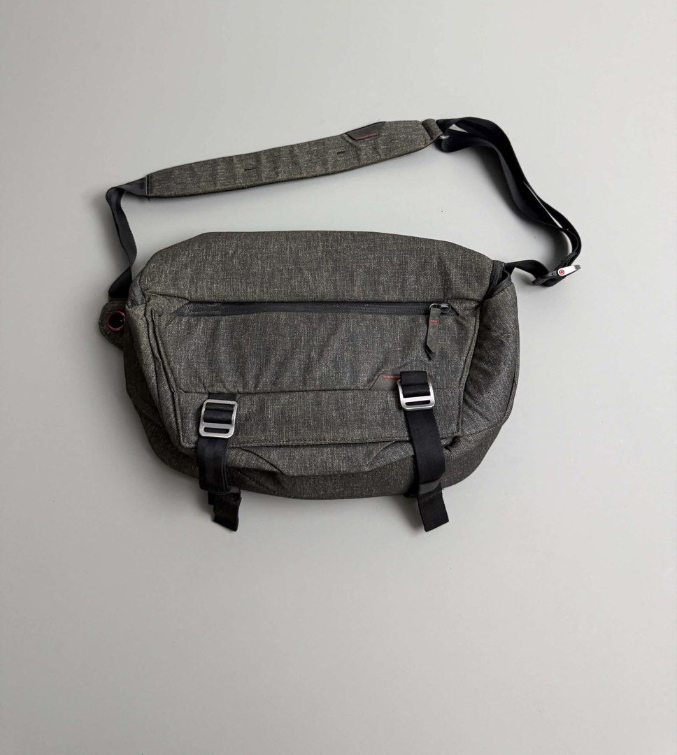 PEAK DESIGN (Category: Sling Bags) located in Guagua. Submitted by sweetboyy (Listing ID 1465770597, Image 1). Description: PEAK DESIGN EVERYDAY SLING 10L VI IN CHARCOAL GRAY.
