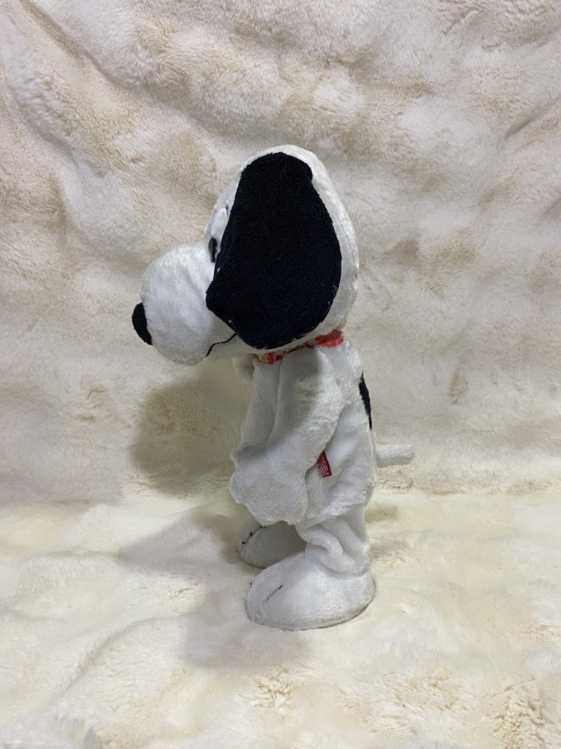 Peanuts’ Happy Dance Snoopy plush (Category: Plushies & Soft Toys) located in Kalibo. Submitted by ollie_stuffshop (Listing ID 1465933403, Image 3). Description: 33cm x 20cm Before you send your inquiries: ❗️Last Price is already posted ❗️Manage your expectations, WYSIWYG ❗️May need washing ❗️Dropoff is every Wednesday & Sunday - Tested and working. Dances sideways, moves its ears up and down, plays music from the Peanuts franchise, and giggles o