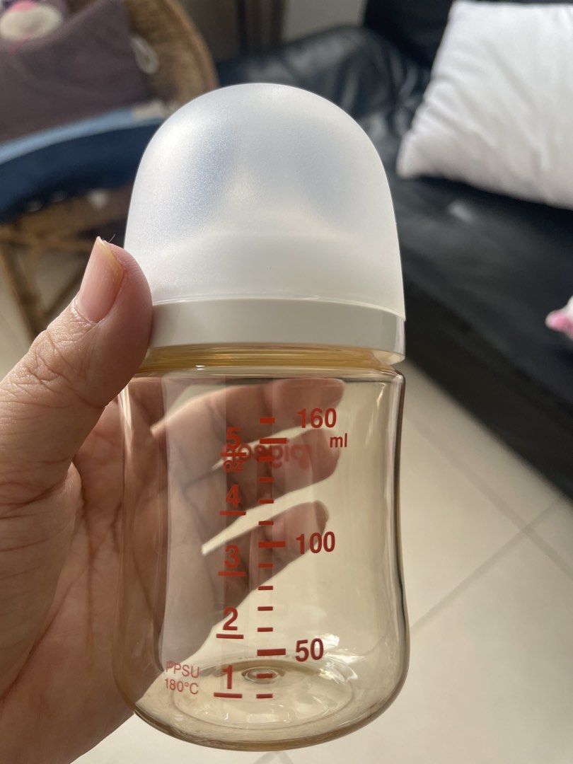 Pigeon PPSU Baby Bottle 160ml (Category: Breastfeeding & Bottle Feeding) located in Quezon City. Submitted by simply_closet (Listing ID 1465795973, Image 2). Description: Slightly used only since my baby preferred direct latch from me. Rfs: declutter MOP: Gcash/bank transfer.