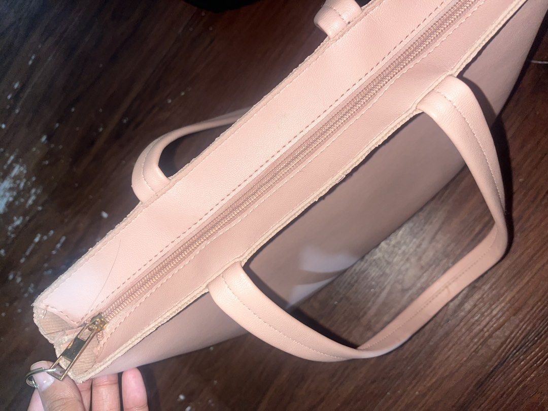 Pink bag (Category: Tote Bags) located in Pasig City. Submitted by asiaimnida (Listing ID 1465869084, Image 3). Description: - Pink bag 🩷 100 pesos only - check pictures for minor flaws - working zipper only needs cleaning.