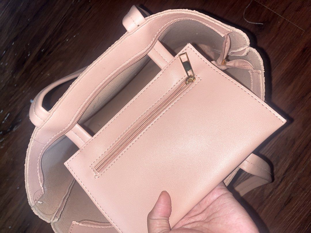 Pink bag (Category: Tote Bags) located in Pasig City. Submitted by asiaimnida (Listing ID 1465869084, Image 2). Description: - Pink bag 🩷 100 pesos only - check pictures for minor flaws - working zipper only needs cleaning.