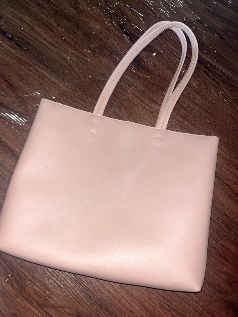 Pink bag (Category: Tote Bags) located in Pasig City. Submitted by asiaimnida (Listing ID 1465869084, Image 1). Description: - Pink bag 🩷 100 pesos only - check pictures for minor flaws - working zipper only needs cleaning.