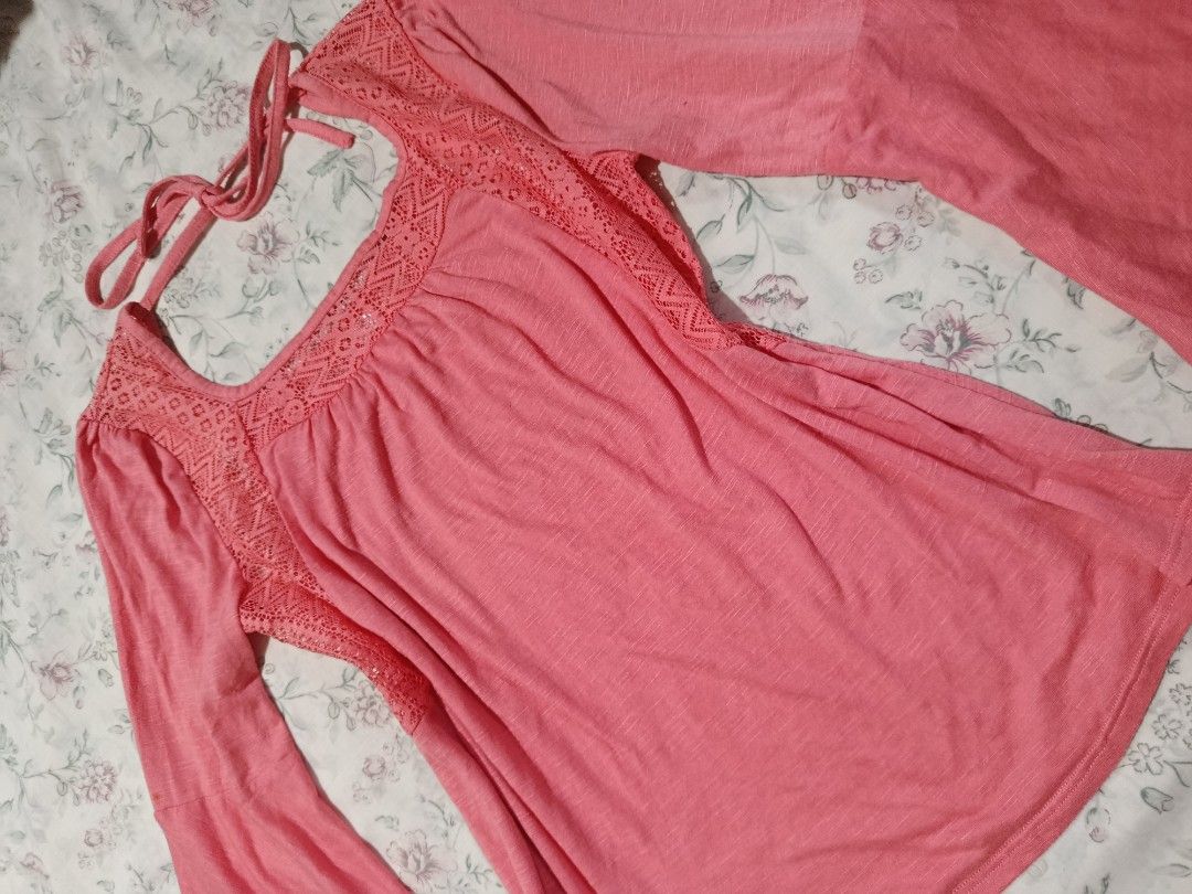 PINK LONG SLEEVE (Category: Longsleeves) located in Manila. Submitted by itzme_acquaria (Listing ID 1465841150, Image 2). Description: S-M.