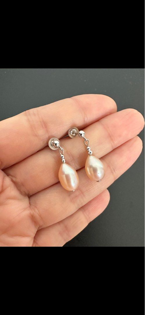 Pinkish rose Drop pearl earrings 14k (Category: Earrings) located in San Juan City. Submitted by fabbagger62976 (Listing ID 1465900072, Image 1). Description: Pinkish rose fresh water dangle earrings🌸💖2.2g 14k wg fr japan.