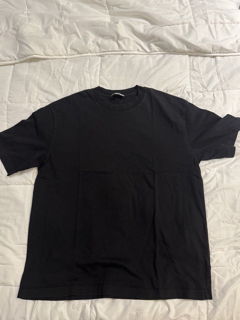 COS Plain Black Crew Neck T-Shirt (Category: Tshirts & Polo Shirts ) located in Pasig City. Submitted by powellv (Listing ID 1465909421, Image 1). Description: - w: 21in, l: 24in - loc: katipunan qc - shipping within ncr only - price slightly negotiable + sf - can ask for more pics.