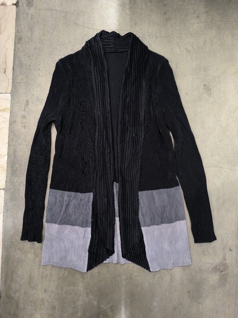 Pleated long blazer (Category: Coats, Jackets and Outerwear) located in Naga. Submitted by mags61913 (Listing ID 1465819448, Image 1). Description: Issey Miyake pleats please alternative large 350+sf.