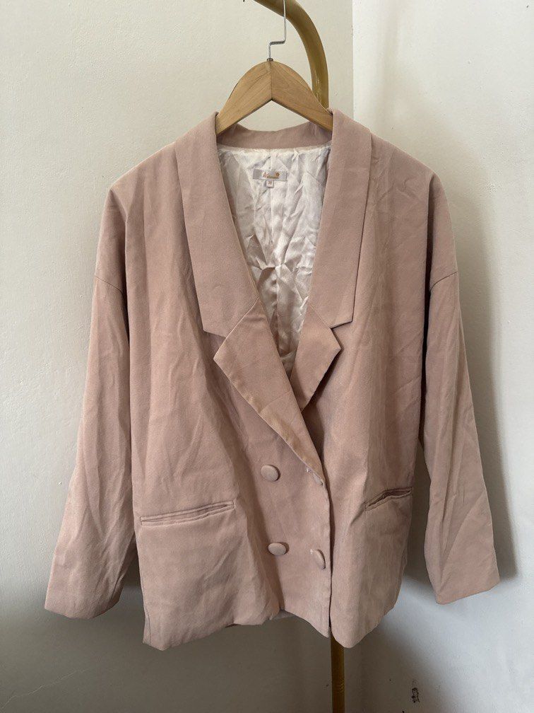 Plus Size Blush Pink Velvet Blazer (Category: Coats, Jackets and Outerwear) located in Mexico. Submitted by studioleraph (Listing ID 1465818609, Image 1). Description: 🛍️ Perfect for your personal wardrobe 🫶 Please see actual measurements on last photo. 👗 The actual item being sold is the original garment shown in the product photos. Small differences in fit, drape, color, texture, or details may occur. 💌 Condition: • Preloved; Please wash th