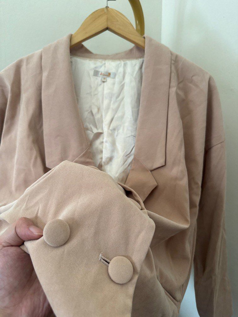 Plus Size Blush Pink Velvet Blazer (Category: Coats, Jackets and Outerwear) located in Mexico. Submitted by studioleraph (Listing ID 1465818609, Image 2). Description: 🛍️ Perfect for your personal wardrobe 🫶 Please see actual measurements on last photo. 👗 The actual item being sold is the original garment shown in the product photos. Small differences in fit, drape, color, texture, or details may occur. 💌 Condition: • Preloved; Please wash th