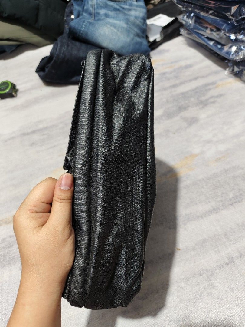PORTER (Category: Sling Bags) located in Dagupan City. Submitted by gandita.28 (Listing ID 1465838808, Image 3). Description: PORTER LEATHER ISSUE: PALITAN PO ZIPPER SA MAY MAIN COMPARTMENT . MAHIRAP ISARA;.