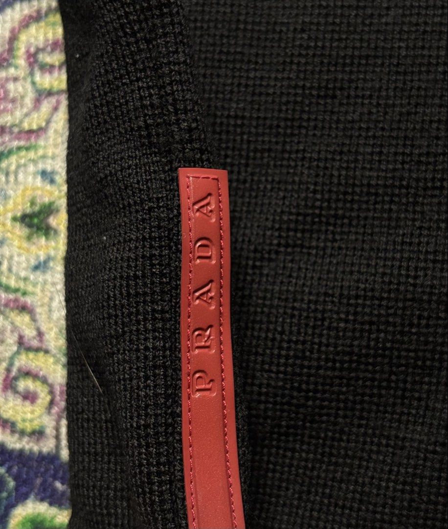 Prada Sweater (Category: Coats, Jackets and Outerwear) located in Valenzuela. Submitted by telagram (Listing ID 1465888238, Image 3). Description: .