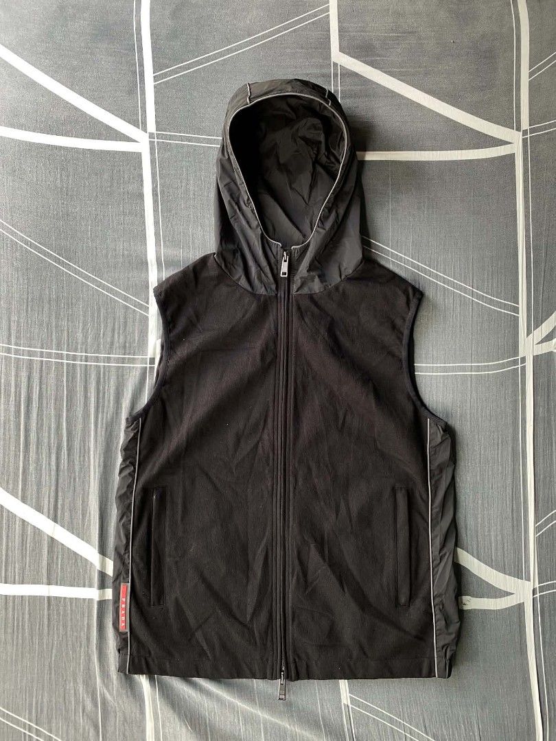 Prada vest red tab (Category: Vests) located in Manila. Submitted by raymondrob54698 (Listing ID 1465773782, Image 1). Description: 20x25 cut tags and washtag.