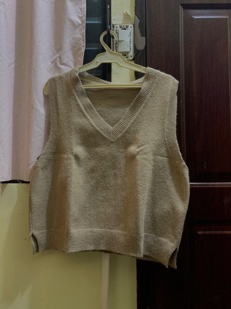 Pre loved clothes (never worn) TAKE ALL FOR 3K (Category: Coats, Jackets and Outerwear) located in Tagum. Submitted by leopoldsa16283 (Listing ID 1465828041, Image 3). Description: - Red Leather Jacket Size L 800 - Wide Leg Barrel Trousers M 500 - Cotton Vests (GREEN S BROWN M) buy 1 take 1 500 - Blue polo M 300 - Red n White Polo M 400 - Sweatpants M buy 1 take 1 500 - Tactical pants M 300 - Blue Track Jacket 500.