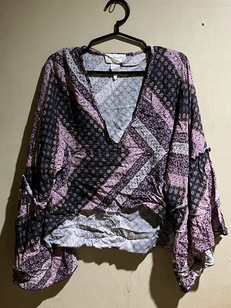 preloved (Category: Others Tops) located in Cebu City. Submitted by soggyfries_84 (Listing ID 1465794803, Image 3). Description: PRELOVED CLOTHES 🛍️ • Some items were only worn once or twice • Minor flaws may be present due to the clothes being stored for a long time, but these are generally unnoticeable • Sizes: XS–Medium • Delivery / Pick-up available • Location: Ramos / IT Park, Cebu.