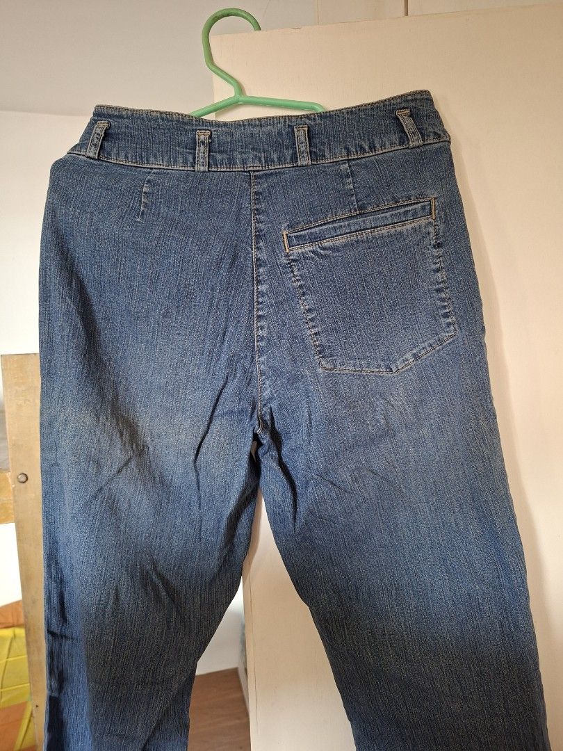 Preloved Bootcut Flared Jeans (Category: Jeans) located in Bacolod City. Submitted by prelovedfinds_byjm (Listing ID 1465800592, Image 3). Description: Preloved High Rise Bootcut Flared Jeans Can fit size 26 L:40 inches Crotch area/rise: 9 inches 8/10 condition DM for inquiries.