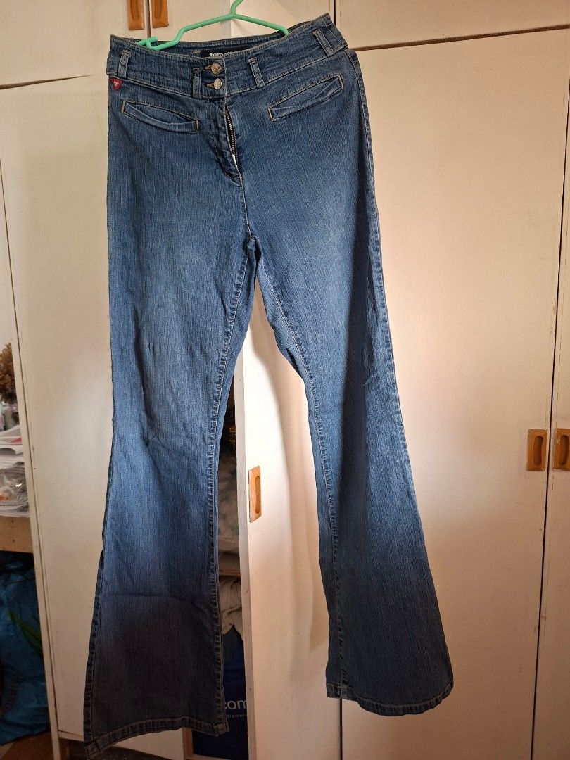 Preloved Bootcut Flared Jeans (Category: Jeans) located in Bacolod City. Submitted by prelovedfinds_byjm (Listing ID 1465800592, Image 1). Description: Preloved High Rise Bootcut Flared Jeans Can fit size 26 L:40 inches Crotch area/rise: 9 inches 8/10 condition DM for inquiries.
