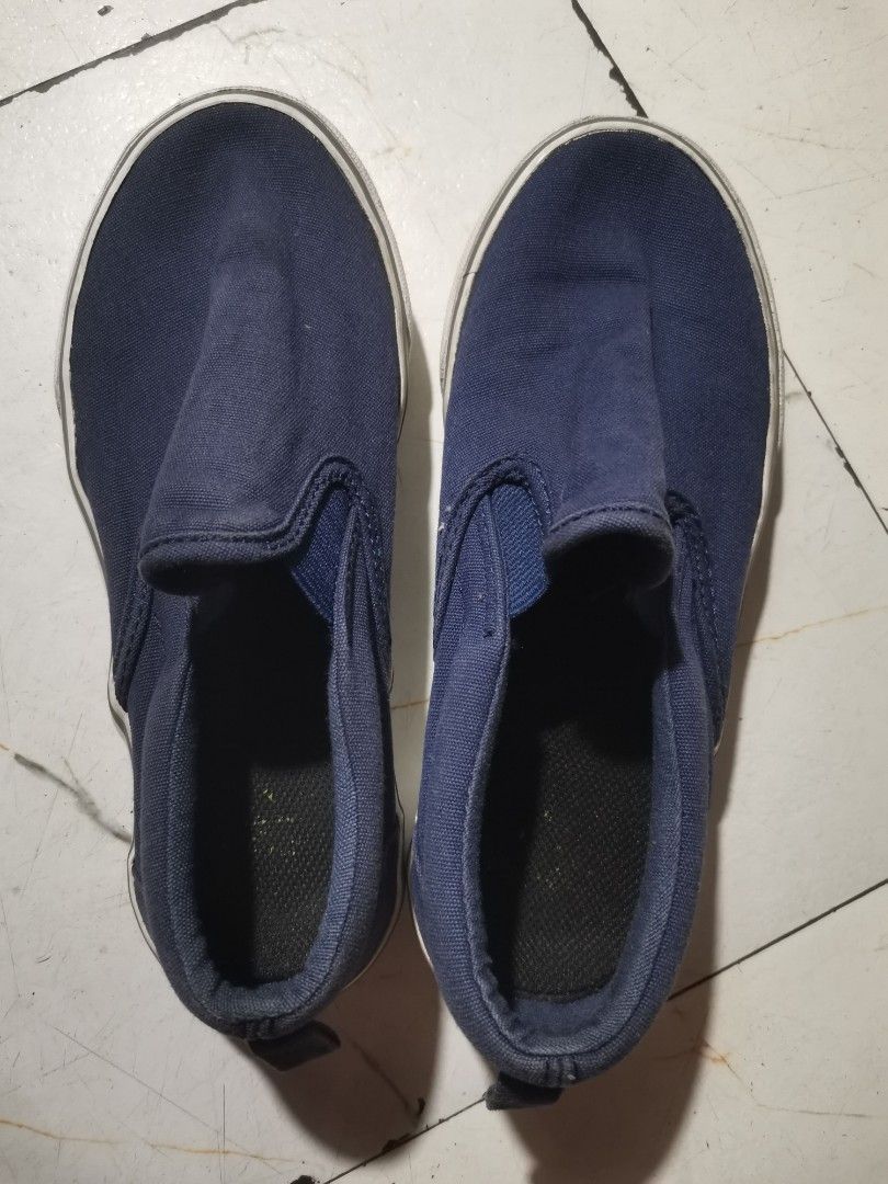Preloved Navy Blue Canvas Shoes (Category: Babies & Kids Fashion) located in Quezon City. Submitted by c_and_a_haus (Listing ID 1464664402, Image 1). Description: Size 33. Good for slim feet.
